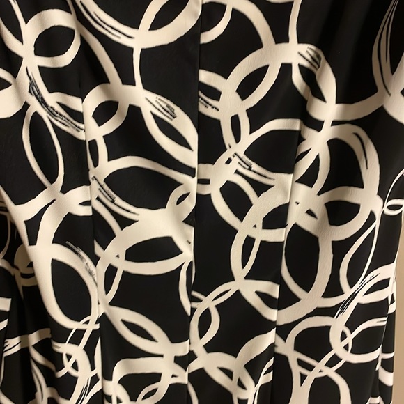 Sleeveless black and white dress with black trim around hemline darted back - Picture 2 of 4